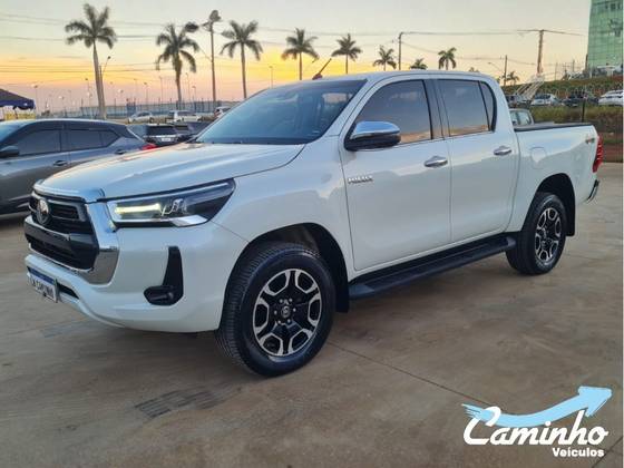 TOYOTA HILUX 2.8 D-4D TURBO DIESEL CD SRX 4X4 AUTOMÁTICO
